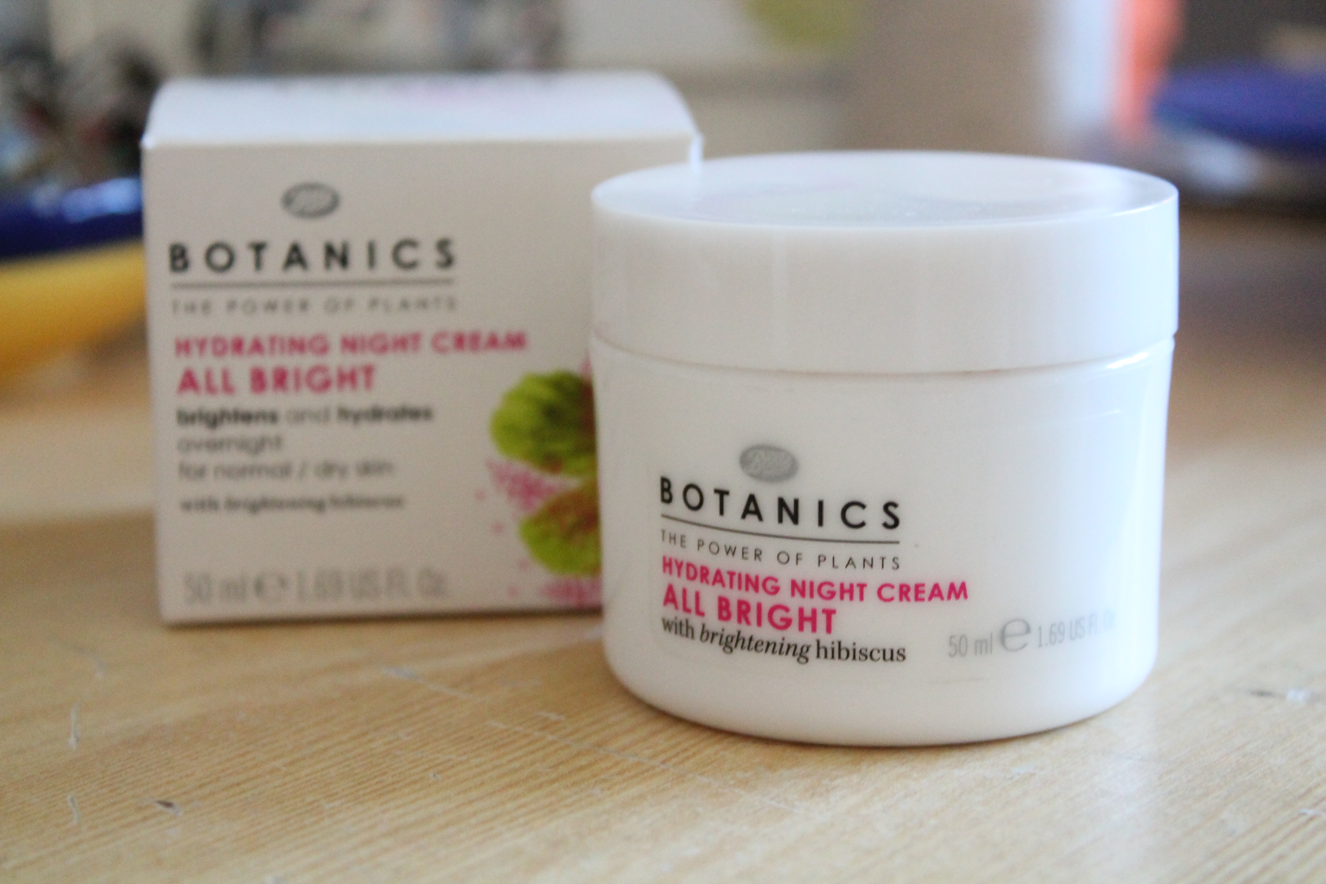 cafetaria spiegel leeftijd Botanics “All Bright” Hydrating Day and Night Cream Review